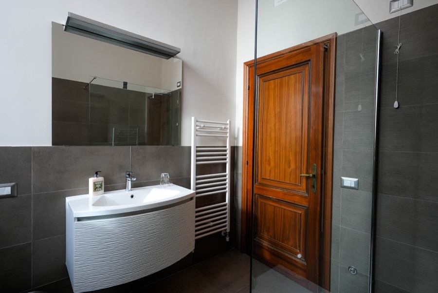 Bagno con lavandino e specchio