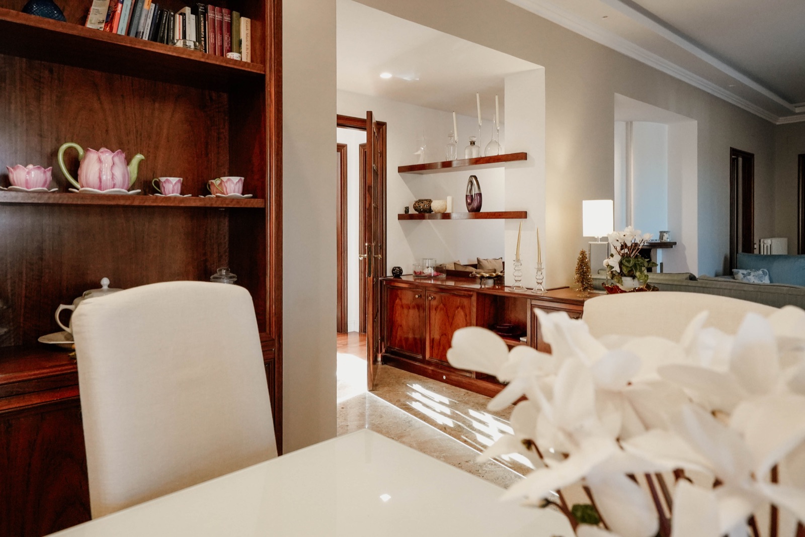 Soggiorno con vista sull'ingresso e il divano